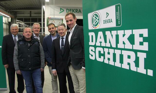 Ein schöner Moment, um auch den Schiedsrichtern aus dem Kreis Berg Danke zu sagen (v.l.): FVM-Präsident Alfred Vianden, Lothar Eiteneuer, Klaus Timpe (DEKRA-Niederlassungsleiter Köln), Cem Sayilgan (Kreisschiedsrichterausschuss Berg), Peter Oprei (Vorsitzender des Verbandsschiedsrichterausschusses) und Bundesliga-Schiedsrichter Sascha Stegemann. Es fehlt: Ratko Avramovic | Foto: FVM