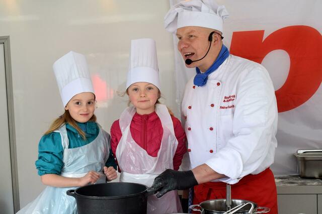 An die Töpfe, fertig los … Showkoch Rainer Kunoth sorgte beim Frühlingsfest in Roisdorf für staunende Blicke und kulinarische Genüsse. | Foto: Frank Engel-Strebel