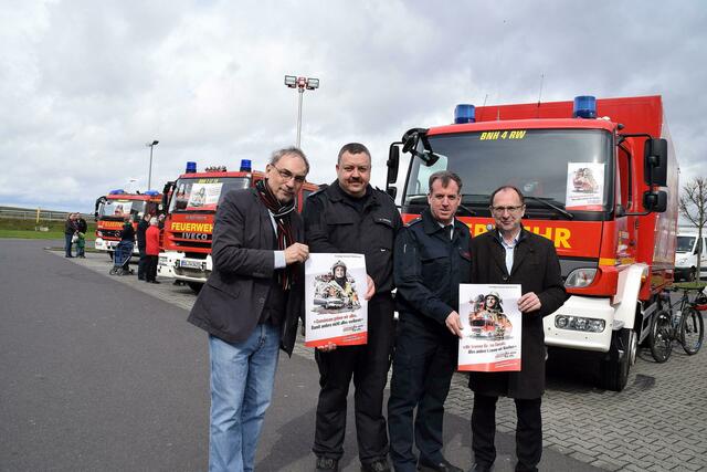 Rührten die Werbetrommel für den Feuerwehrnachwuchs (von links): Bürgermeister Wolfgang Henseler, Wehrführer Wolfgang Breuer, Wolfgang Müller (Feuerwehr) sowie Gewerbevereinsvorsitzender Harald Stadler. | Foto: Frank Engel-Strebel