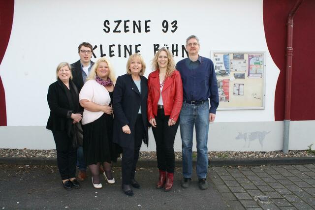 Ministerpräsidentin Hannelore Kraft (3.v.r.), Dagmar Andres (2.v.r.) und Helga Kühn-Mengel (l.) wurden von Philipp Wasmund (2.v.l.), Elke Rühl (3.v.l.) und Thomas Koxholt (r.) vom Szene 93-Vorstand begrüßt. | Foto: Gabriele Rupprecht