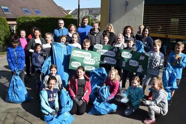Unterwegs in Roisdorf: Schon nach einer guten Stunde waren die Müllsäcke der Dritt- und Viertklässler der Sebastian-Schule im Rahmen der Aktion „Bornheim putzt sich raus" gut gefüllt. | Foto: Frank Engel-Strebel