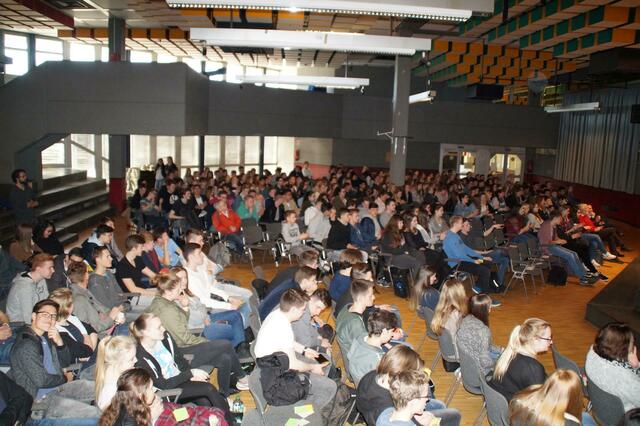 Voll besetzt war die Aula des Kopernikusgymnasiums bei der Podiumsdiskussion zur NRW-Landtagswahl. | Foto: U. Börner