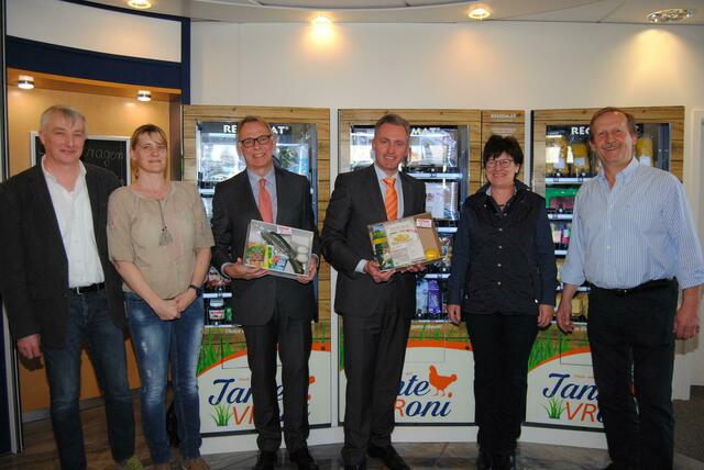 Heiner und Ulrike Kötter von Edeka Kötter, Dr. Martin Schilling, Holger Hürten, Helga und Albert Trimborn vom Bauerngut Schiefelbusch (v.l.) stellten die „Regiomaten“ in der VR-Bank vor. | Foto: Woiciech