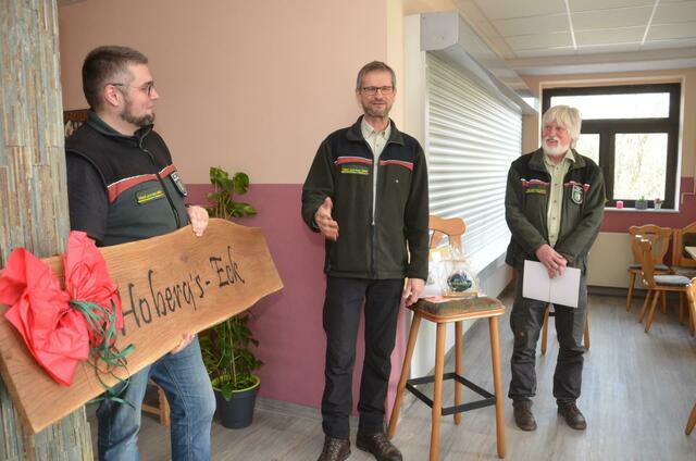 Leiterwechsel im Forstrevier Dattenfeld. Uwe Schölmerich, Leiter des Forstamtes Rhein-Sieg-Erft (Mitte) verabschiedete Karl Hoberg (rechts) in den Ruhestand und begrüßte Nachfolger Volker Koch (links). Die Schildaufschrift des Abschiedsgeschenkes „Hoberg’s Eck", brachte den scheidenden Förster zum Schmunzeln. 　 | Foto: Privat