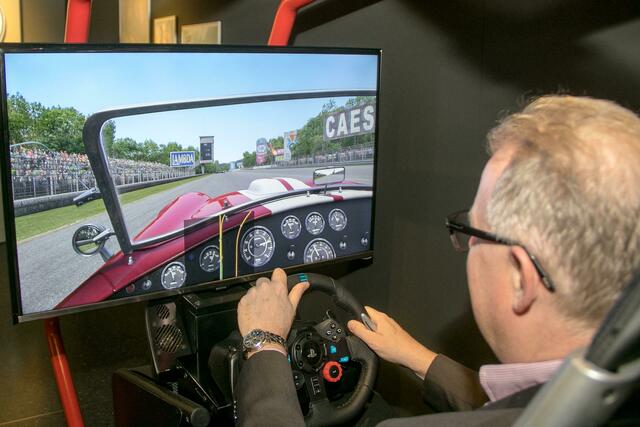 Nicht nur anschauen, sondern mitmachen lautet das Motto: Eine Herausforderung für Jung und Alt ist dabei der Fahrsimualtor. | Foto: Wolfgang Hoevedesbrunken