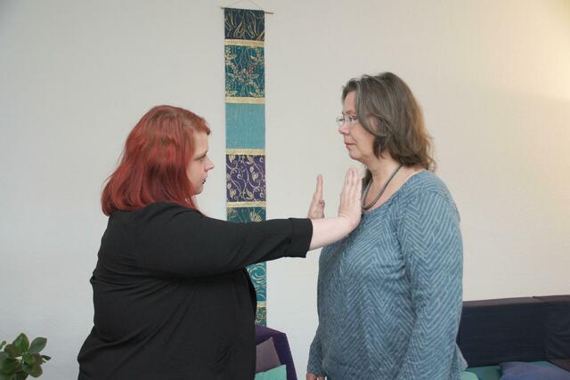 Karina Feldmann (l.) und Andrea Wirbka demonstrieren, wie Grenzen durch eindeutige Körpersprache gesetzt werden. | Foto: Offizier