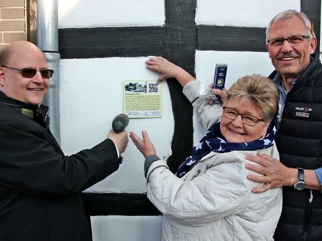 Detlev Bertsch, Hedy Schütz und Ulli Lind (Geschichtsverein) montieren die Infotafel. | Foto: Kurps