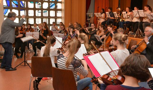 Zum Frühlings- bzw. 60.  Amerikakonzert hatten die zwei Rheinbacher Gymnasien mit ihren Chören und Orchestern sowie die Pallotti-Bigband in die Aula des Vinzenz-Pallotti-Kollegs eingeladen. | Foto: Peter Adolf