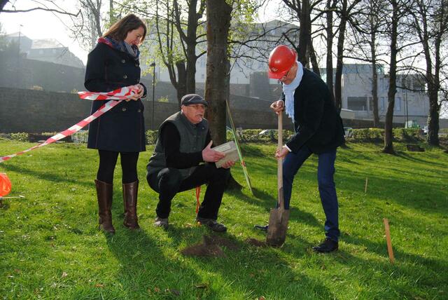 Bürgermeister Franz Huhn (rechts) führte den symbolischen Spatenstich aus, damit Karl-Heinz Löbach den Sockelstein verlegen konnte. | Foto: Woiciech