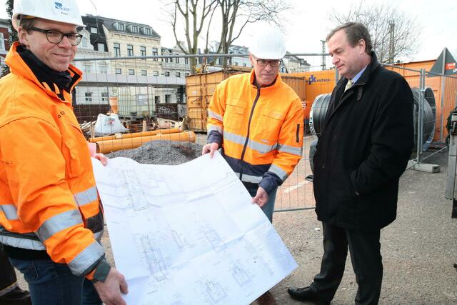 Bauleiter Wolfgang Frömgen (Mitte) erläutert mit Joachim Kurtz (links) und Tiefbauamtsleiter Peter Esch den Bauplan. | Foto: Harald Weller