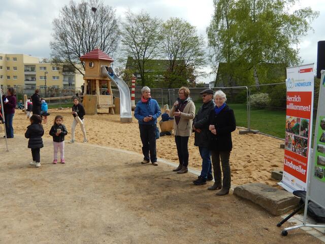 Carmen Siekmeyer (Stadt Köln), Angelika Klauth (lino-club, Quartiersmanagement), Brigitte Sladek und Wolfgang Kleinjans eröffnen den neugestalteten Spielplatz am Hartenfelsweg. | Foto: Brand