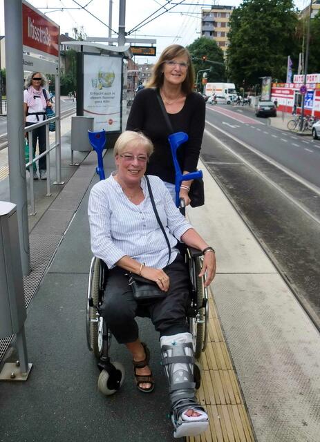 Elfriede Rossbach – hier nach ihrer Fuß-Operation mit Patientenbegleiterin Marlies Maynz auf dem Weg zur Krankengymnastik – ist noch immer froh über die Hilfe, die sie damals bekam. | Foto: Broch/ Archiv