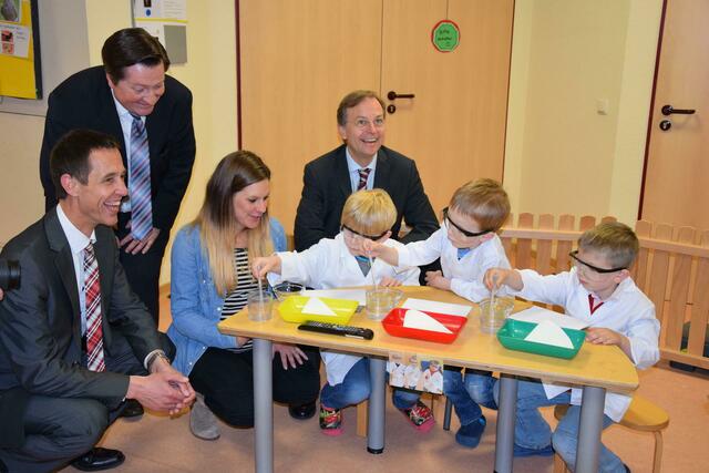 Die Kinder führten Bürgermeister Dieter Spürck, Beigeordnetem Christian Canzler, Erzieherin Nadine Schäfer und Staatssekretär Thomas Rachel (v. li.) ein Experiment vor. | Foto: Zingsheim