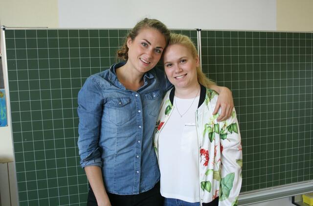 Clara Maßen (l.) und Studentin Johanna Graebner freuen sich über die Unterstützung der Lindenthaler Schüler für die Versorgung von Neugeborenen im Phalombe District von Malawi.