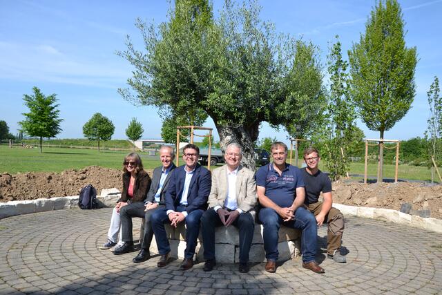 Unter dem Olivenbaum: Ulrike Tesch, Walter Schaaf, Dirk Klein, Bürgermeister Klaus-Werner Jablonski, Thomas und Matthias Schlimgen (v.l.). | Foto: uzk