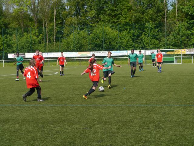 220 Schüler von fünf Förderschulen aus dem Rhein-Sieg-Kreis und eine Gastschule gaben ihr Bestes beim „Landessportfest Fußball“ und hatten bei allem Ehrgeiz im Kampf um den Ball viel Spaß dabei. | Foto: Schmidt