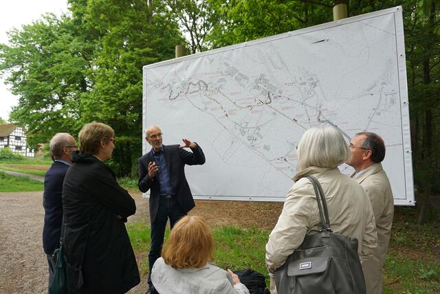 Am großen Plan erläuterte Museumsleiter Dr. Josef Mangold die umfangreichen Wegebaumaßnahmen. | Foto: Raphael Thörmer/LVR
