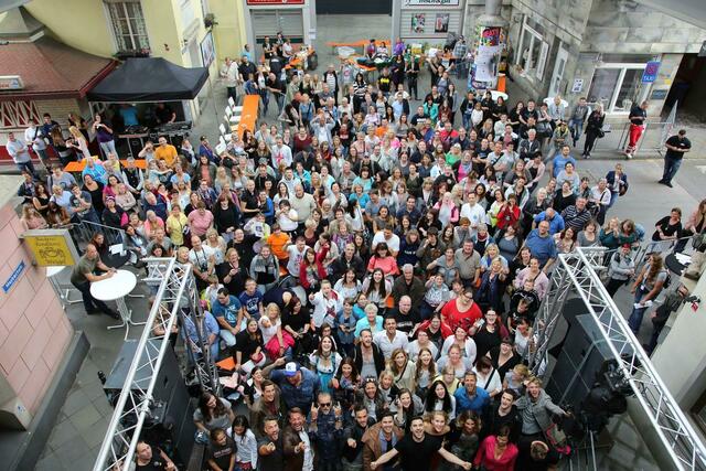 Schauspieler und Fans in der Originalkulisse beim Fantreffen von "Unter uns" 2016. | Foto: Alex Talash
