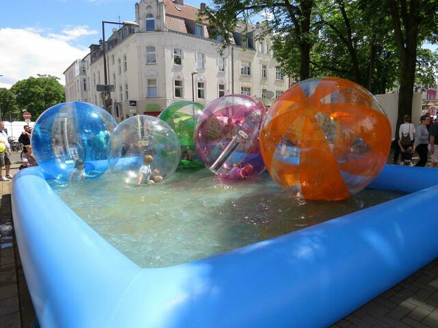 Auf dem kühlen Nass lassen sich die sommerlichen Temperaturen des Straßenfestes ertragen. | Foto: Stahl/ Archiv