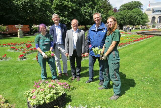 Auszubildende Veronique Eichmann, Dr. Stephan Anhalt, Leiter des Botanischen Gartens, Manfred Kaune, Leiter des Grünflächenamtes der Stadt Köln, Hans Willi Kreutz, Leiter der Stadtgärtnerei und Auszubildende Sarah Jünger (v.l.) präsentierten die Sommerbepflanzung des Barockparterre im Botanischen Garten. | Foto: Stahl