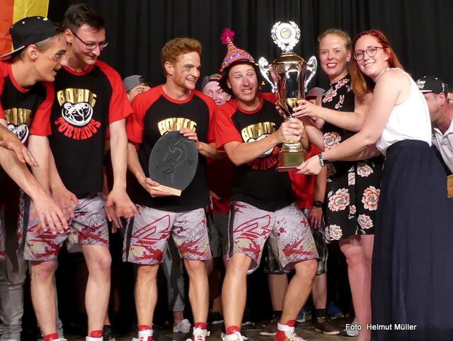 Mareike Piontek und Franzi Sprenger, designierten Beueler Tollitäten kürten die „Tornados“ zum Deutschen Meister 2017 | Foto: Helmut Müller