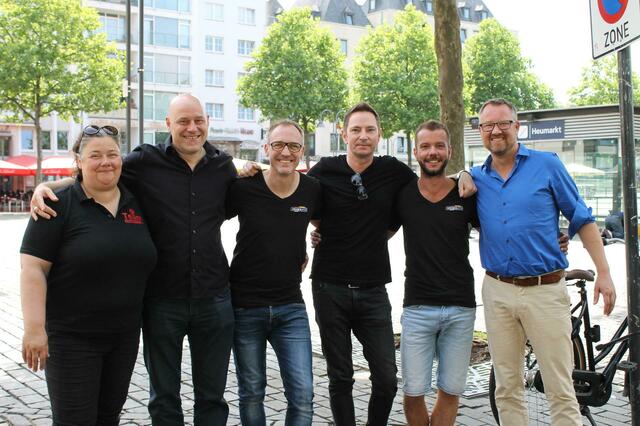In wenigen Tagen wird sich der Heumarkt in ein großes Straßenfest der LGBTQ-Community verwandeln. Der Vorstand von KLuST (hier sechs der neun Mitglieder) hat ein facettenreiches Programm zusammengestellt. v.l.: Ina Wolf, Martin Hommel, Jörg Kalitowitsch, Uwe Weiler, Martin Rätze und Jens Pielhau. | Foto: Wesselmann