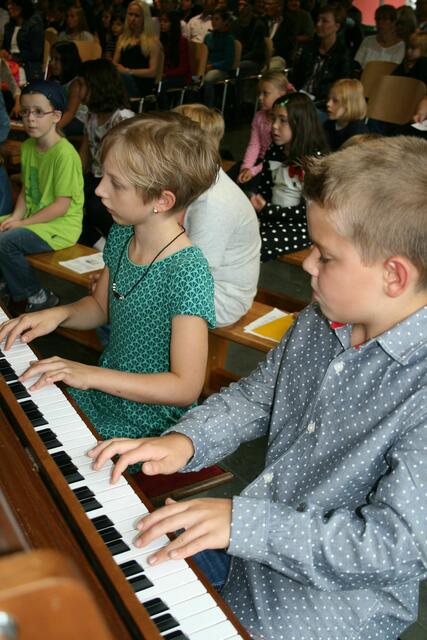 Helena Klemm und Jakob Konrad begeisterten mit ihren Klängen am Klavier. | Foto: Sabine Kremer