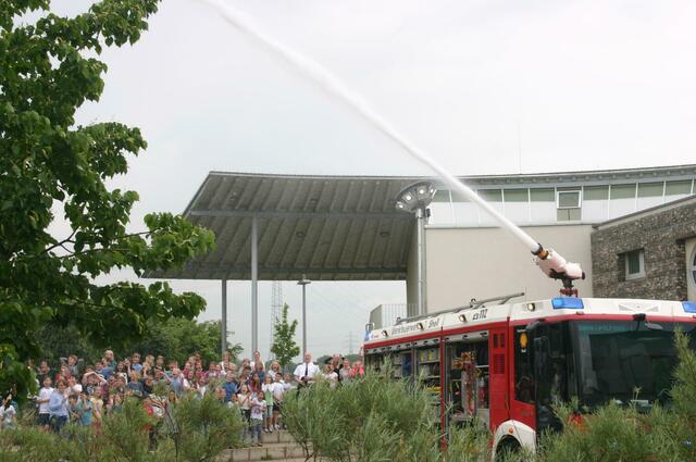 Das war der krönenden Abschluss eines gelungenen Vormittages: Frank Härtel lässt mittels Fernbedienung die Spritze am Pulvertanklöschfahrzeug quer über das Gelände in Richtung Parkplatz Wasser pumpen.  | Foto: Montserrat Manke