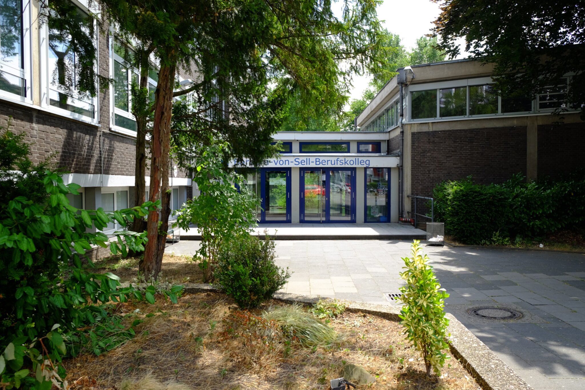 Barbara Von Sell Berufskolleg Morsches Fundament: Schulersatzgebäude des Barbara-von-Sell