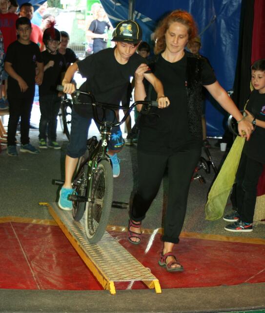 Künstler auf dem BMX-Rad meisterten schmale Stege. | Foto: Röhrig