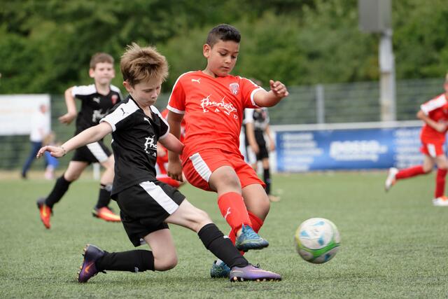 ‚Kicken’ wie die Großen. Beim Stadtpokal gingen die Kids solide in die Zweikämpfe. Hier spielte gerade das Team von Hürth I gegen Hürth II. Am Ende gewann Hürth II den Pokal in dessen Altersklasse. | Foto: Holger Eichner