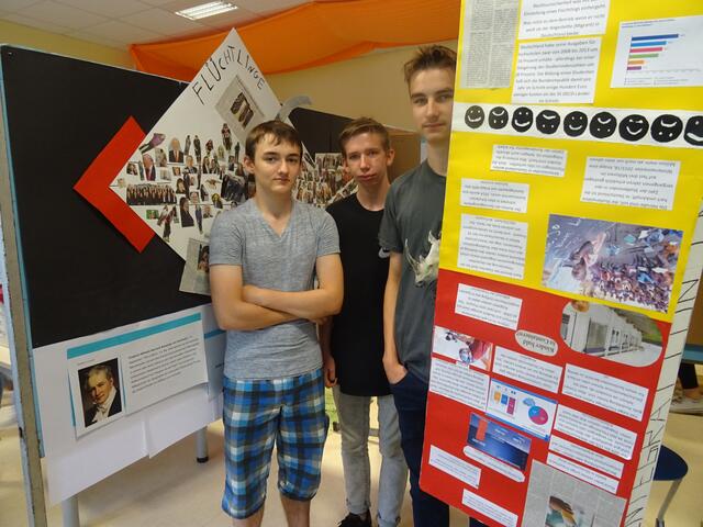 Das Thema Flüchtlinge beleuchteten David Hönnekens, Timo Ahr und Daniel Höhnk (v.l.). | Foto: Deitenbach
