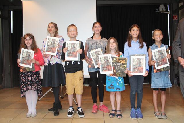 Sonja Danowski (2.v.li.) bedankte sich bei der Kinderjury mit einer signierten Ausgabe ihres Buches „Kleine Nachtkatze“. | Foto: Kaiser