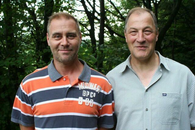 Sie bauten das Häuschen: Bernd Wiehlpütz (rechts) und Meik Bergmann. | Foto: Röhrig