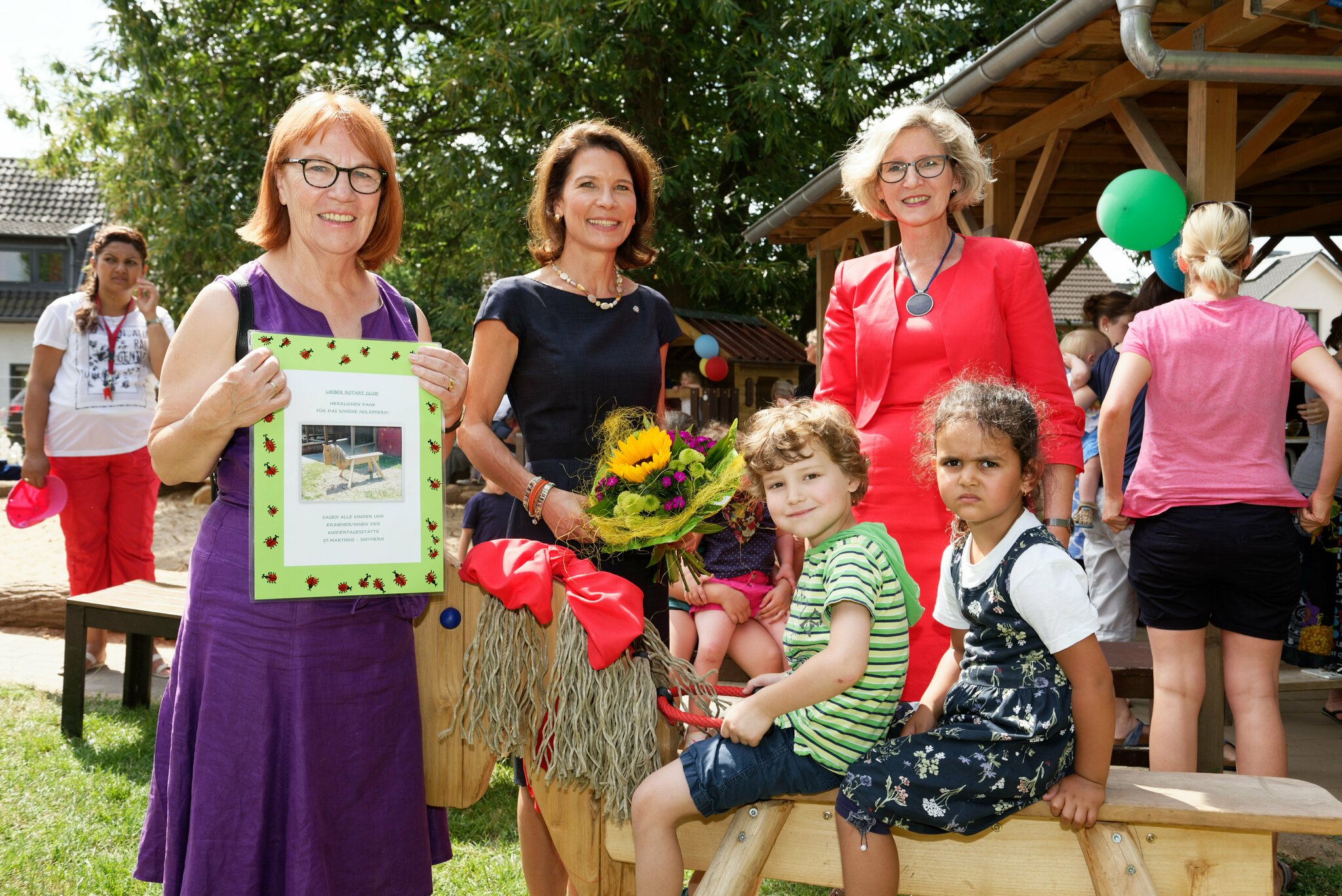Ein Segen für den Kindergarten: Rotarier spendieren Holzpferd für