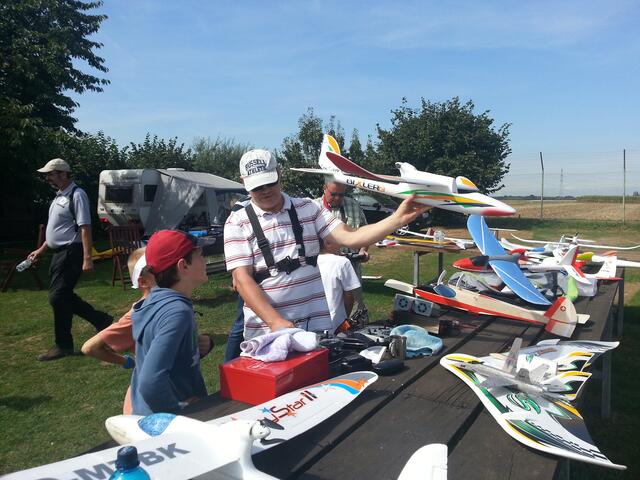Einen ganzen Tag lang können Kinder die Faszination des Modellflugsports erleben. Erfahrene Flieger aus sechs Vereinen nehmen sich Zeit die Jungpiloten in ihr interessantes Hobby einzuführen. | Foto: FSC Siegburg
