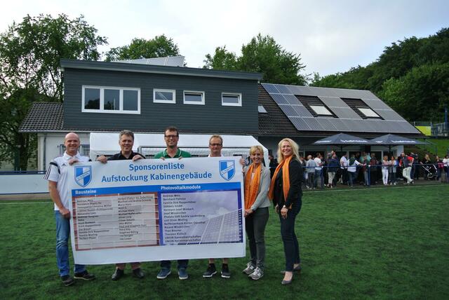 Herzlich bedankt sich der Unionsvorstand, Präsident Dirk Rappenhöner, Geschäftsführer Roland Wisskirchen, Stefan Effmert, zuständig für Bandenwerbung und Michael Klein, zuständig für Vereinsheim und Platz, bei allen Spendern und den Vertreterinnen des Sponsors Raiffeisenbank Heike Fischer, Immobilienberatung, und Tanja Paas, Öffentlichkeitsarbeit, von links. | Foto: Gabriele Wisskirchen