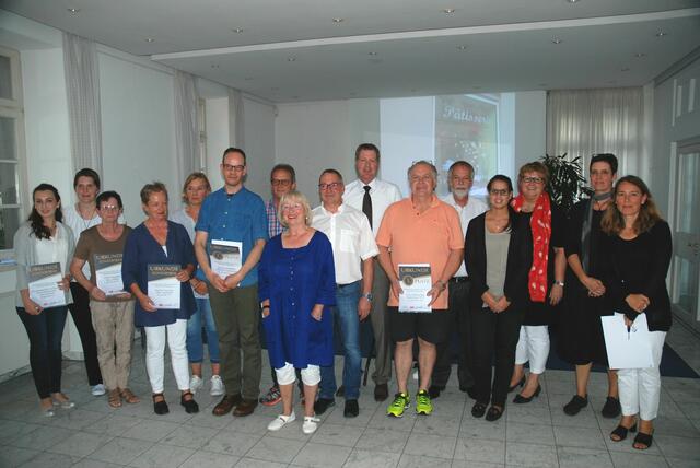 Jury und Teilnehmer des Schaufenster Wettbewerbs. | Foto: Pätz
