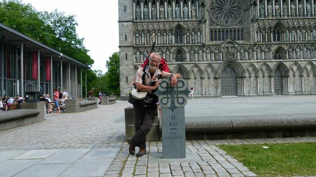 Reinhard Wagner hat sein Ziel erreicht, den Meilenstein 0 vor dem Nidarosdom in Trondheim. | Foto: Privat