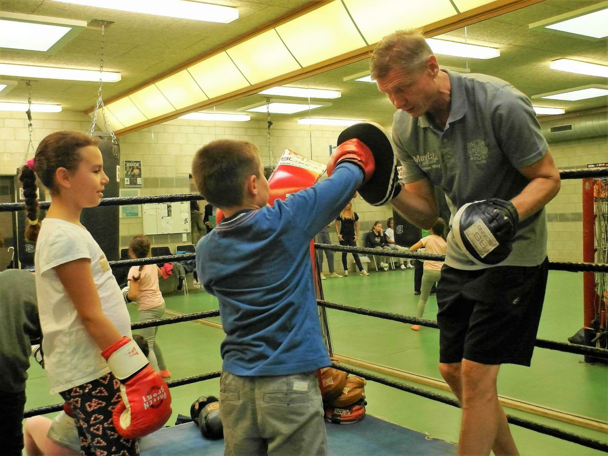 Beide Seiten hatten Spaß BoxProfi Torsten May im Training mit Kids