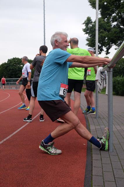 Dehnen ist wichtig wenn der Stundenlauf nicht mit Krämpfen enden soll. | Foto: Schriefer