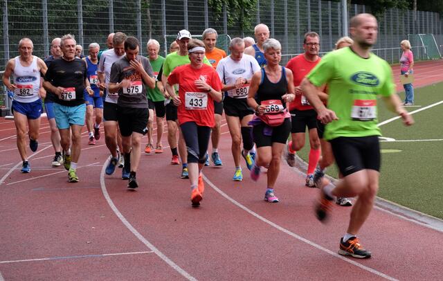 Eine Stunde lang wurden die Runden auf der 400-Meter-Bahn gedreht. | Foto: Schriefer