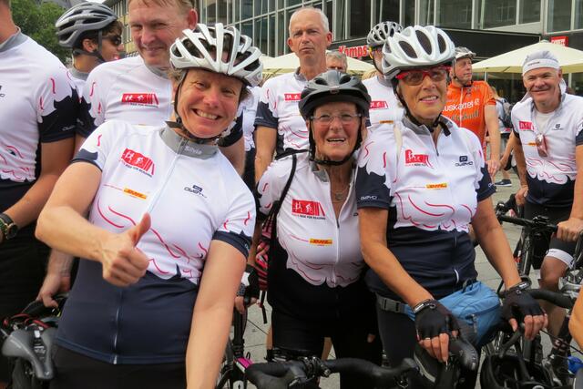 Im Rahmen der jährlichen Spenden-Rennradtour starteten am 20. August 40 Rennradfahrerinnen und -fahrer in Venedig. Ziel der rund 822 Kilometer langen sechstägigen Tour war Köln. | Foto: Stahl
