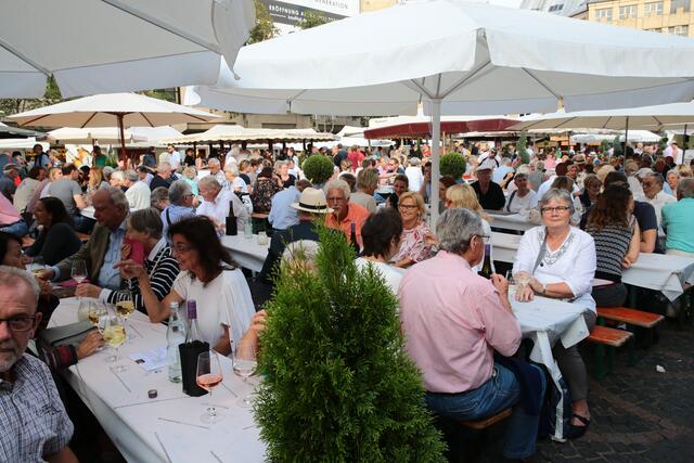 Der Deutsche Weißwein ist „schwer gefragt“ - das zeigte auch der Besucherandrang beim Weinfest auf dem Münsterplatz. | Foto: Harald Weller