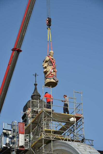 Mithilfe eines Kranes wurde die neue Statue auf dem Giebel aufgestellt. | Foto: Thomas Burbaum