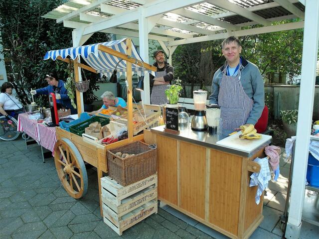 Vor dem Hauseingang werden die selbst produzierten und geernteten Lebensmittel jeden Vormittag zum Verkauf angeboten. | Foto: Hoeck