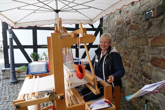 Einigen Ausstellern konnte man bei ihren traditionellen Handwerksarbeiten zuschauen. | Foto: Schulze