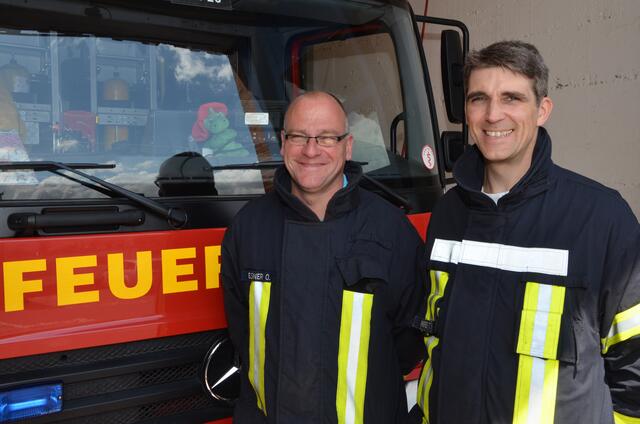 Berufsfeuerwehrmann Oliver Elsner (l.) bereitet als Ausbilder in der Brandsimulationsanlage seine Kameraden auf den Ernstfall vor. Tim Schweren, Pressesprecher der Feuerwehr Pulheim, war auch dabei. | Foto: Holger Bienert