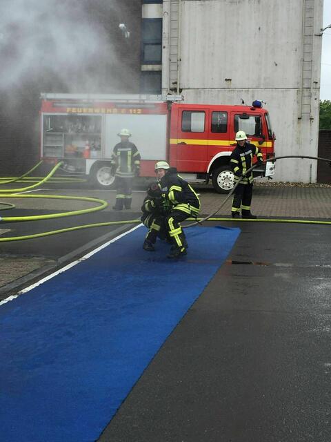 Beim Löschen ist die dosierte Wasserabgabe wichtig. Zuviel Wasser, der falsche Strahl oder die falsche Position kann große Mengen von heißem Wasserdampf erzeugen, der durch die Membrane der Schutzkleidung dringen und die Feuerwehrleute in Gefahr bringen kann. | Foto: Oliver Elsner