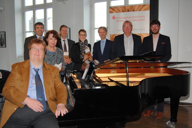 Guido Schiefen (vo.), Harald Klippel, Monika Lohr (Vorsitzende des Beirates Kunst/Kultur der KSK-Stiftung), KSK-Vorstand Wolfgang Schmitz, Stiftungsreferentin Kirsten Felgner, Geschäftsführer der KSK-Stiftungen Christian Brand, Landrat Sebastian Schuster und Patrick Ehmann (hi.v.li.) präsentierten das Programm der Klassik-Bühne 2017 und freuen sich auf viele Besucher. | Foto: Woiciech